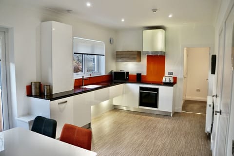 Private kitchen | Fridge, microwave, oven, stovetop