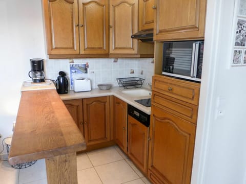 Countertop, Cabinetry, Furniture, Property, Kitchen Sink, Kitchen Appliance, Building, Kitchen, Drawer, Kitchen Stove