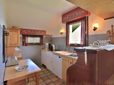 Cabinetry, Furniture, Mirror, Property, Table, Countertop, Building, Wood, Drawer, Kitchen