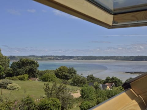 Water, Sky, Daytime, Property, Nature, Cloud, Tree, Plant, Body Of Water, Lake