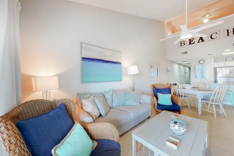 Pleasant & spacious condo near beach & shopping with pool & hot tub Apartment in Miramar Beach