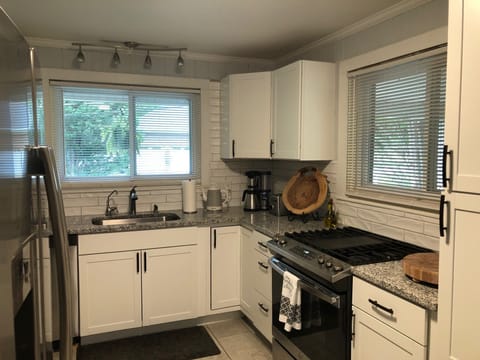 Private kitchen | Fridge, microwave, oven, stovetop