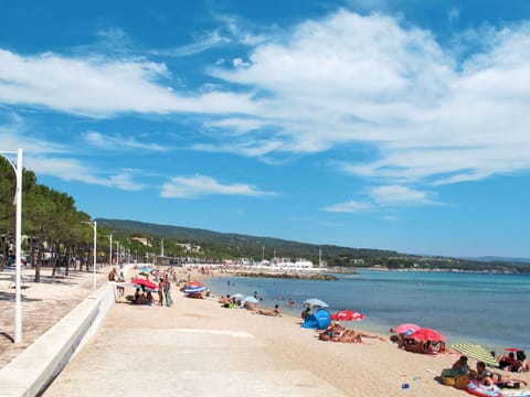 Snow, Sky, Cloud, Mountain, Building, Slope, Tree, Plant, House, Natural Landscape