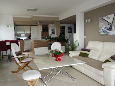 Living Room, Room, Furniture, Interior Design, Property, Coffee Table, Building, Table, Floor, House