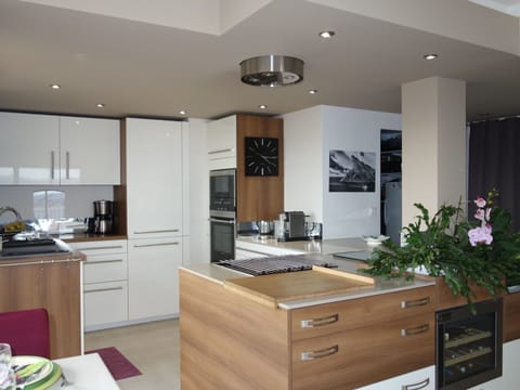 Furniture, Room, Countertop, Cabinetry, Kitchen, Property, Ceiling, Interior Design, Building, House