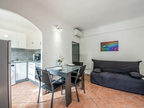 Room, Property, Furniture, Interior Design, Building, Floor, Living Room, Real Estate, Table, House