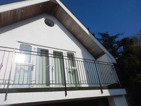 Sit on the balcony with a refreshing drink in the Sunshine