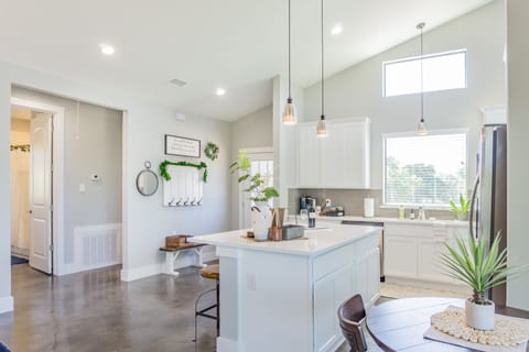 spacious kitchen island
