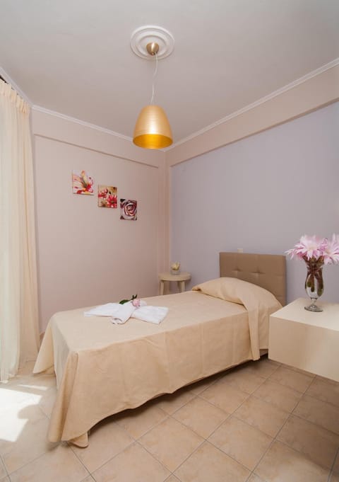 Singlr bedroom downstairs