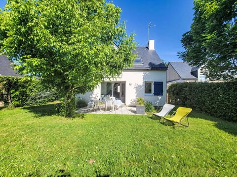 Plant, Sky, Property, Window, Building, Tree, Natural Landscape, Land Lot, House, Grass