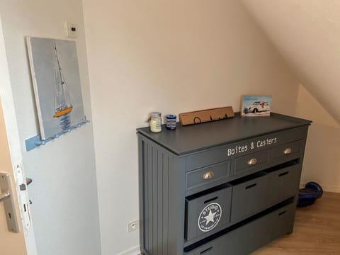 Property, Furniture, Room, Chest Of Drawers, Drawer, Filing Cabinet, Wall, Cabinetry, Desk, Material Property