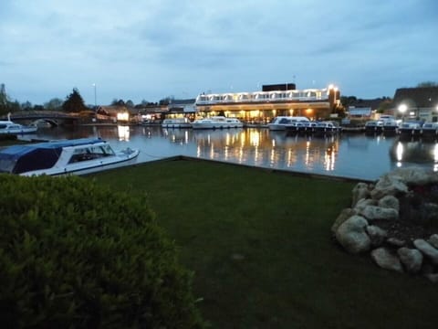 Waterside holiday cottage in Wroxham with own private mooring and ...