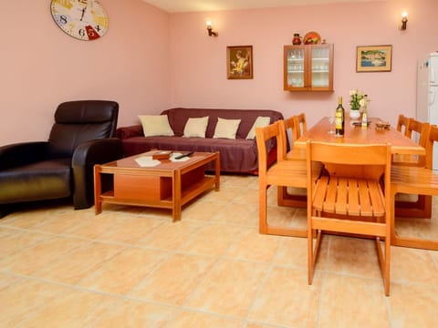 Room, Furniture, Property, Floor, Living Room, Interior Design, Flooring, Hardwood, Building, Table