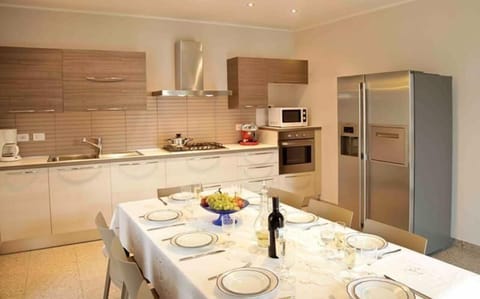 The modern and fully equipped kitchen