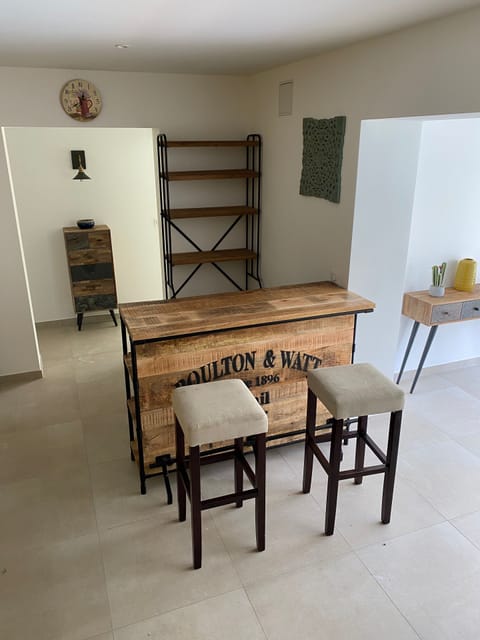 Pool level livingroom with bar and fridge