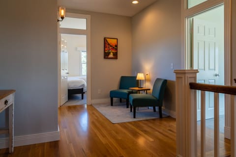Second floor landing connects to laundry room and all bedrooms u