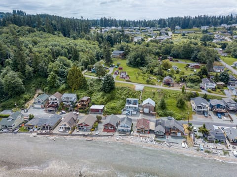 Large path to the beach visible just a few houses right in this pic.