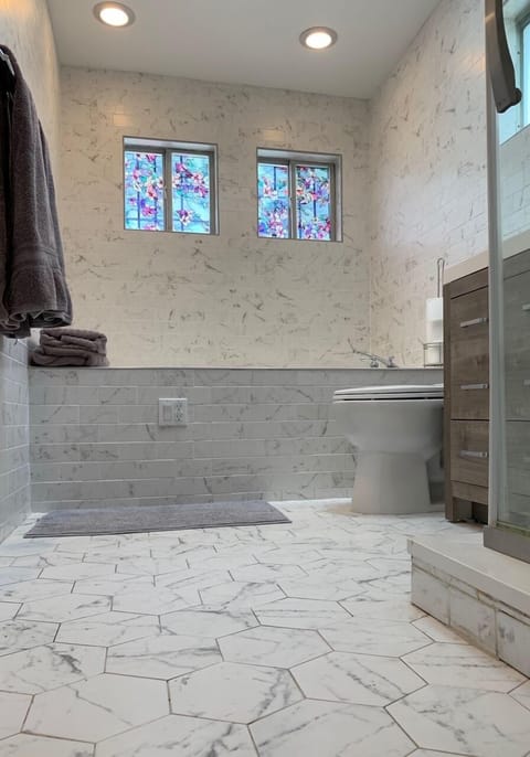 Bathtub, jetted tub, hair dryer, towels