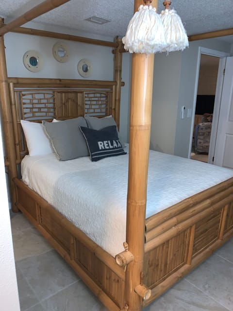 Master Suite: Gorgeous Bamboo 4 Post Bed.