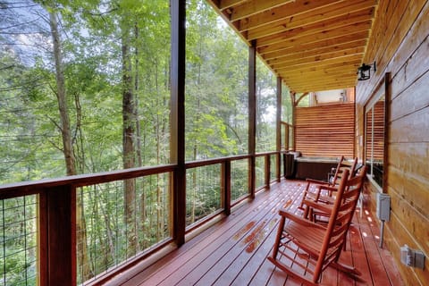 The cabin has 2 decks for lounging and enjoying Nature. The bottom deck has a bubbling hottub for maximum relaxation