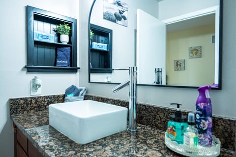 Combined shower/tub, hair dryer, towels