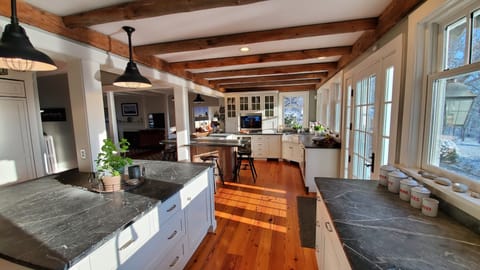 Private kitchen | Fridge, microwave, oven, stovetop