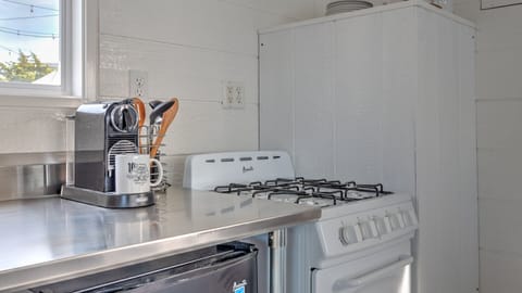 Microwave, oven, stovetop, coffee/tea maker