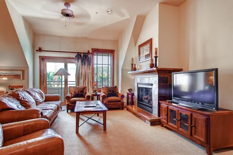 Living area | TV, fireplace, DVD player