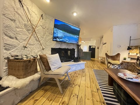 Living room | Smart TV, fireplace, video games, DVD player