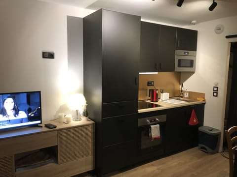 Cuisine moderne, four, lave vaisselle, plaque induction