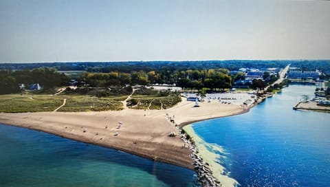 Beach nearby, sun loungers, beach towels