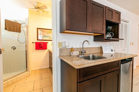 Combined shower/tub, hair dryer, towels