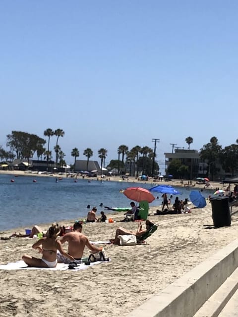 Beach nearby, sun loungers, beach towels