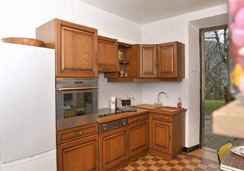 Microwave, oven, dishwasher, coffee/tea maker