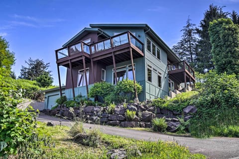 Perched upon a hilltop, this modern home offers the best of the Oregon Coast.