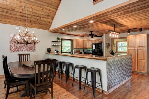 Kitchen w/ Breakfast Bar Seating