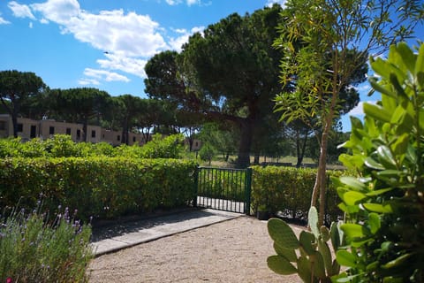 Principina mare - Bruno Apartment - The small garden leading to the apartment