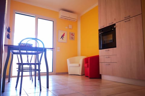 Principina mare - Bruno holiday apartment - The air-conditioned living room with the large French window that gives light to the room