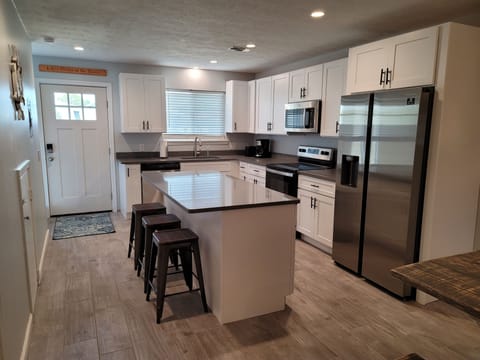 Private kitchen | Fridge, microwave, oven, stovetop