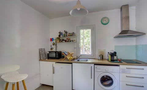 Fridge, oven, stovetop, coffee/tea maker