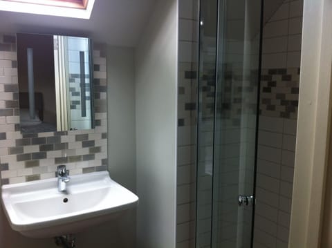 Combined shower/tub, hair dryer, towels