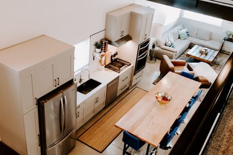 Private kitchen | Fridge, microwave, oven, stovetop