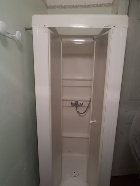 Combined shower/tub, hair dryer, bidet, towels