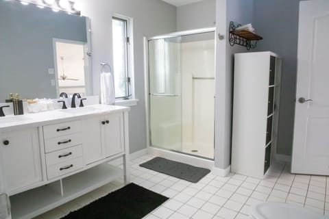 Shower, jetted tub, hair dryer, towels