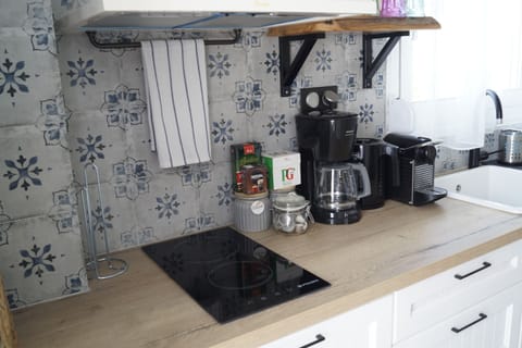 Fridge, espresso maker, coffee/tea maker, toaster