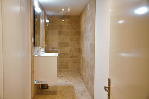 Combined shower/tub, hair dryer, towels