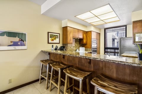 Kitchen with breakfast bar