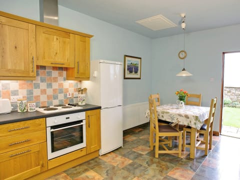 Spacious kitchen/dining room | The Bothy, Forth