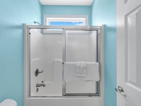 Combined shower/tub, towels