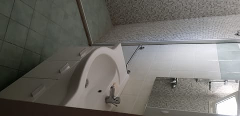 Bathtub, bidet